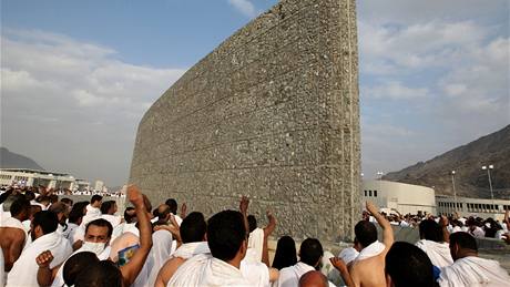 Kamenování "pilí" symbolizujících Satana. Pilíe nahradily dlouhé zdi. (27. listopadu 2009)