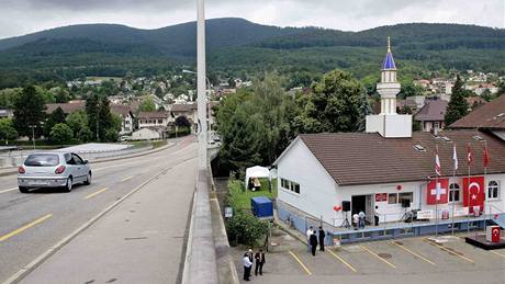 Archivní snímek Tureckého kulturního klubu s minaretem ve výcarském Wangenu.