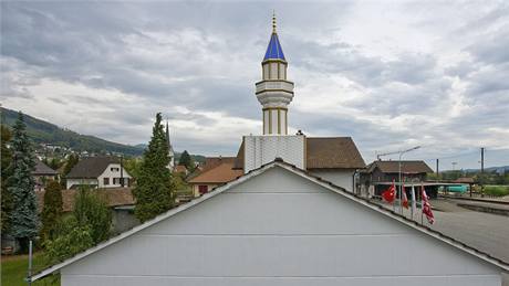 Archivní snímek Tureckého kulturního klubu s minaretem ve výcarském Wangenu.