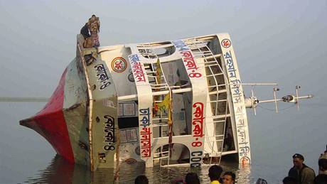 Típatrový trajekt se pevrátil na jihu Bangladée. (28. listopadu 2009)