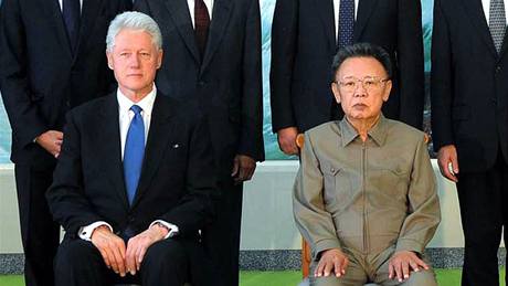 Kim ong-il s bývalým americkým prezidentem Billem Clintonem. (5. srpna 2009)