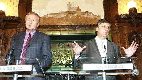 Premiér Jan Fischer jednal o nových ministrech s pedsedou ODS Mirkem Topolánkem. (26. listopadu 2009)