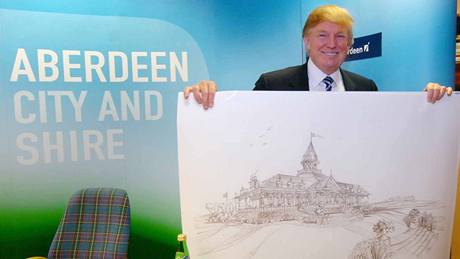 Donald Trump a nkres klubovny u plnovanho golfovho hit u Aberdeenu.