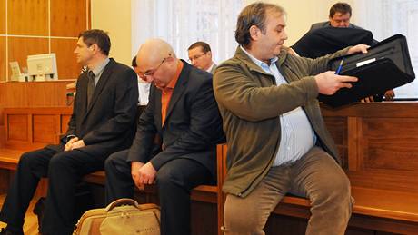 Soud s významným lobbistou Machaem. (nedostavil se) Na snímku ostatní obalovaní - zprava Ale Skepek, Milan ernoek a Gediminas Masteika.  