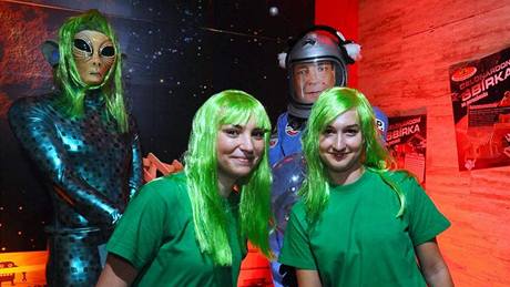 Dívky jako Maranky a postava Jiího Paroubka v obleku kosmonauta na kongresu ODS. (21. listopadu 2009)
