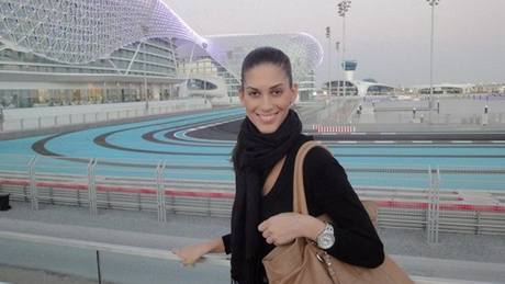 Aneta Vignerová u okruhu F1 v Abu Dhabi
