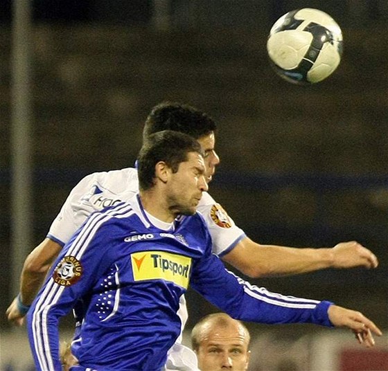 Ostrava - Olomouc:  olomoucký Ladislav Onofrej (v popedí) a Róbert Zeher v hlavikovém souboji.