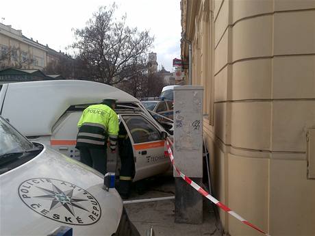 Nehoda policie a pick-upu na Husov ulici v Plzni