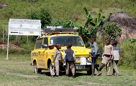 Trabantem Afrikou. Před školou Chefe Konbo v Tulai, která byla postavena z darů charitativní organizace Člověk v tísni Trabantem Afrikou. Před školou Chefe Konbo v Tulai, která byla postavena z darů charitativní organizace Člověk v tísni