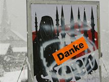 Den po referendu se na plaktech proti minaretm objevilo slovo "Danke" - dkujeme.