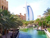 Spojené Arabské Emiráty, Dubaj - "Dubajské Benátky" a v pozadí nejluxusnjí...