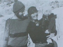 Hemingway, ena Hadlay a syn Bumby na lych v rakouskm Montafonu v roce 1925