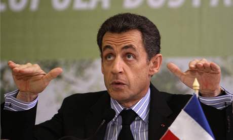 Sarkozy si chce písným postupem zvýit popularitu.