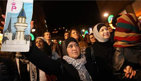 Muslimové ve výcarském Lausanne protestují proti zákazu minaret v zemi