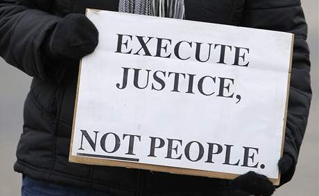 Demonstrantka v Ohiu protestuje proti poprav Kennetha Birose