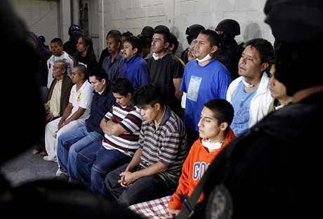 Mexická policie zadrela 23 lidí podezelých z obchodování s bílým masem (4. 12. 2009)