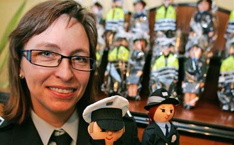 Mluv jihomoravsk policie Soa Svobodov s figurkami policist