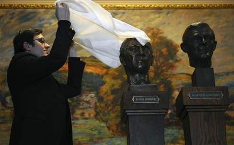 éf inohry Národního divadla Michal Doekal odhaluje busty Borise Rösnera a Radovana Lukavského