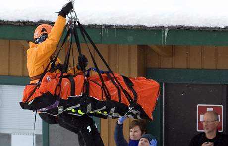 John Kucera je pepravován vrtulníkem po pádu v Lake Louise.