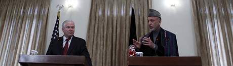 f Pentagonu Robert Gates s afghnskm prezidentem Hamdem Karzm (8. prosince 2009)