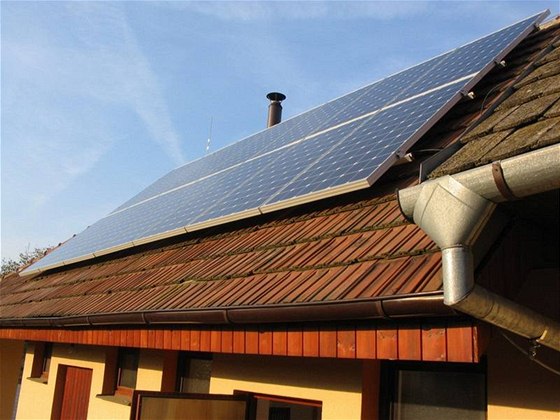 Fotovoltaickým elektrárnách umístným na stechách zstanou výhodné dotace
