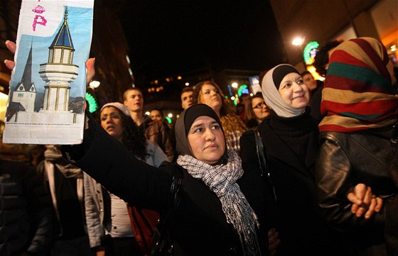 Muslimové ve výcarském Lausanne protestují proti zákazu minaret v zemi