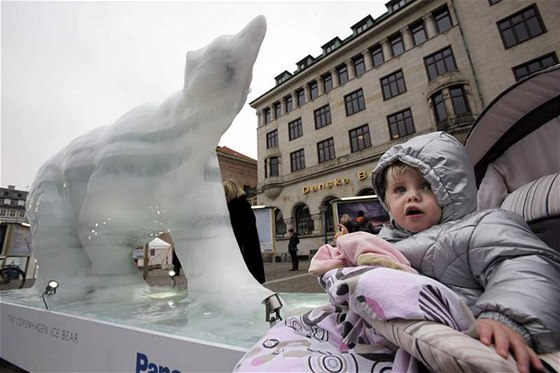 Tající polární medvd má úastníkm konference v Kodani pipomínat závanost schzky.