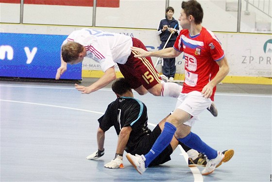 Tvrdý futsalový souboj v zápase eské reprezentace.