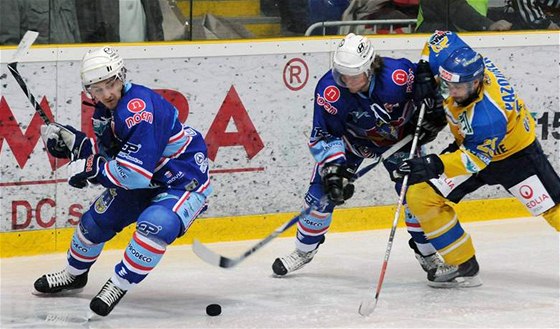 Ústí nad Labem - Chomutov: zleva chomutovtí hrái Petr Jíra a Jakub Grof a ústecký David Pazourek.