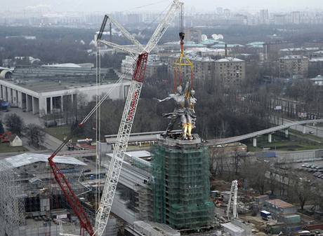 Jeb v Moskv umisuje souso Dlnk a kolchoznice 