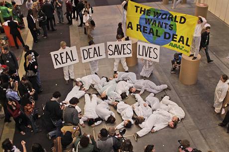 Ekologit aktivist demonstruj v Kodani za skutenou dohodu o sniovn emis