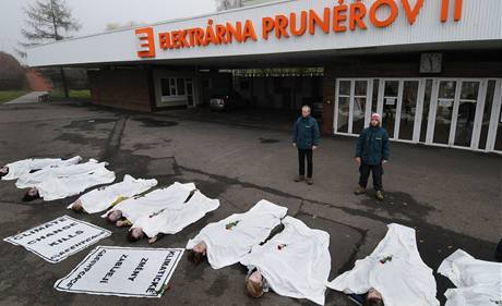 Tinct aktivist ekologick organizace Greenpeace zakrytch prostradly ulehlo 3. prosince dopoledne na 20 minut ped vchod Elektrrny Prunov.  (3.12.2009)