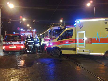 Nehoda tramvaje a autobusu na kiovatce ulic vehlova a Prask v Hostivai (3.12.2009)