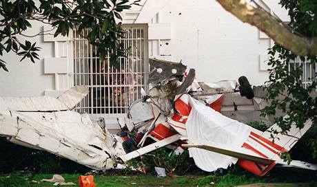 Trosky malho letadla na zahrad Blho domu. (12. z 1994)