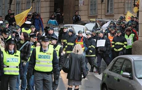 Demonstrace hasi a policist za zven mezd. (9. prosince 2009)