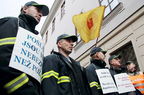 Demonstrace hasi a policist za zven mezd. (9. prosince 2009)