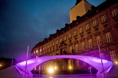 Ledov most norskho umlce Vebjoerna Sanda ped dnskm parlamentem. Jeho tn m astnkm konference v Kodani pipomnat oteplovn