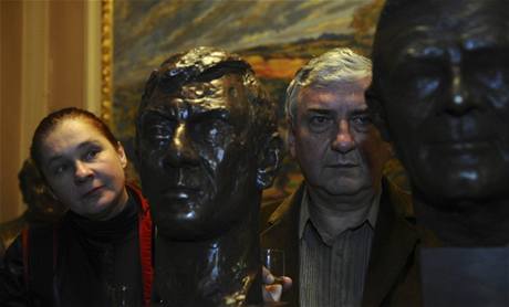 Odhalen bust Borise Rsnera a Radovana Lukavskho se zastnila i hereka Eva Salzmannov a jej kolega Miroslav Donutil