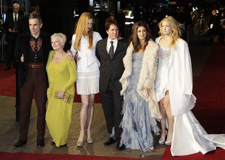 Z londnsk premiry filmu Nine (zleva Daniel Day-Lewis, Judi Dench, Nicole Kidman, reisr Rob Marshall, Penelope Cruz, Kate Hudson  
