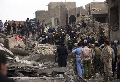 Zchrani hledaj v troskch obti bombovho toku u ministerstva financ v Bagddu (8. prosince 2009)