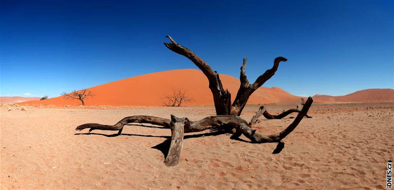 Trabantem Afrikou. Nádherné rudé duny Sossusveli, Namibie, jak ji známe z pohled