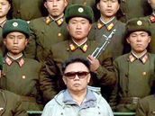Severokorejsk vdce Kim ong-il se svmi vojky.