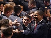 Obama se po projevu ve West Pointu zdrav s kadety (2. prosince 2009)
