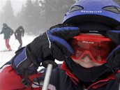 Ani vítr, snení a mlha neodradily 6. prosince milovníky zimních sport od prvního lyování na sjezdovce erná hora v Janských Lázních v Krkonoích 