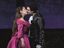 Nino Machaidze a Rolando Villazon jako Romeo a Julie