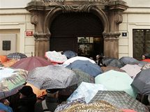 V Praze ped Snmovnou demonstrovali uitel z cel republiky za vy platy. (8. prosince 2009)