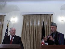 f Pentagonu Robert Gates s afghnskm prezidentem Hamdem Karzm (8. prosince 2009)
