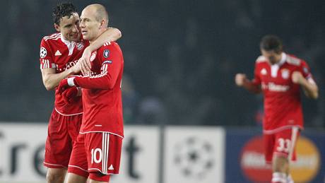 Juventus - Bayern, Van Bommel (vlevo) a Robben se radují z postupu.