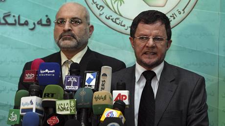 Sunnittí zákonodárci Ala Mekkí a Omar al-Karbulí oznamují schválení nového volebního zákona (6.12.2009)