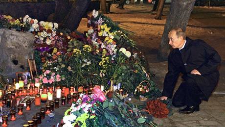 Ruský premiér Vladimir Putin kvtiny u klubu v Permu, kde v pátek zahynulo více ne 120 lidí (9. 12. 2009)